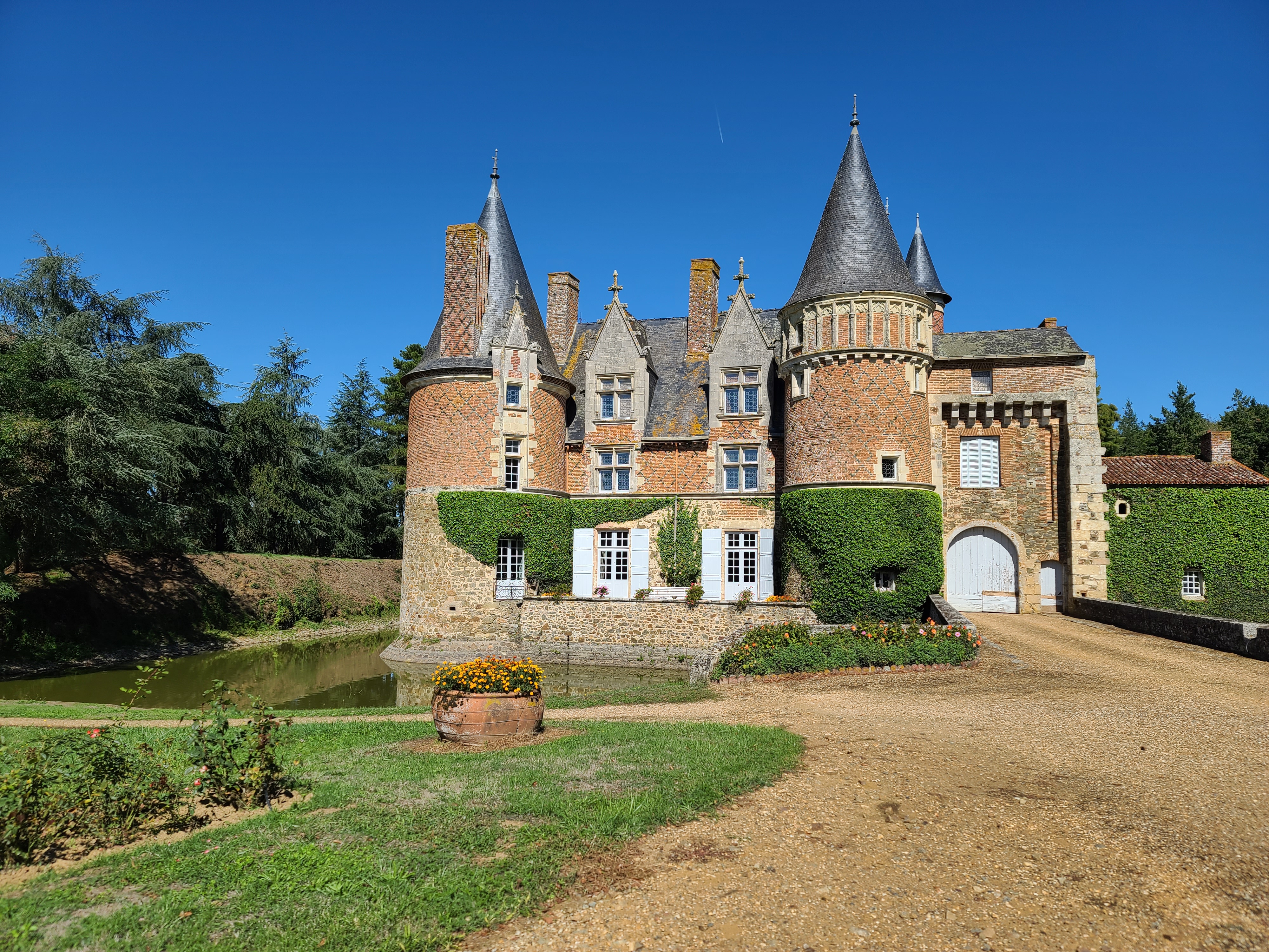 chateau-coudray-montbault-saint-hilaire-du-bois-2022-49-c-cl-mence-dubillot-1-2852867 - © Clémence DUBILLOT