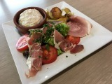 Bar Restaurant Le Moulin Assiette Salade Camembert Vihiers