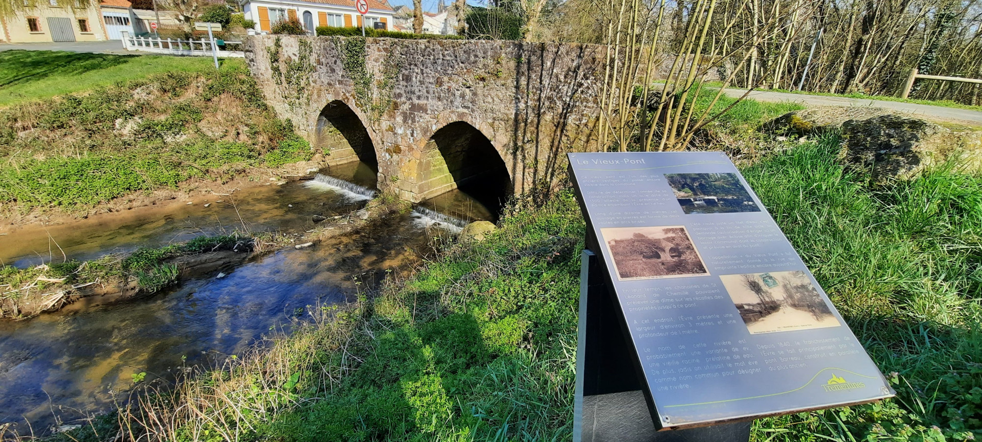 GR de Pays Au Fil de l'Evre et de l'Hyrôme - pont de Trémentines - © Catherine Fonteneau Itinéraire touristique GR de Pays Au Fil de l'Evre et de l'Hyrôme