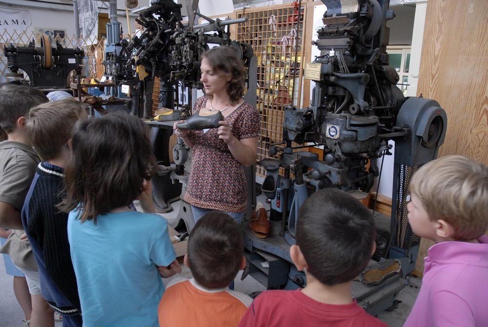 groupe-enfants-musee-des-metiers-de-la-chaussure-2374630