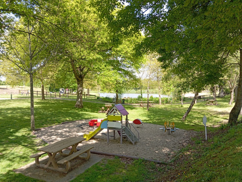 Aire de pique-nique et plan d'eau des Prés Naiteaux - © Estelle DAUVERGNE aire-de-jeux-pres-naiteaux-montilliers-49-25-04-2024-dauvergne-2-moyen-2854280