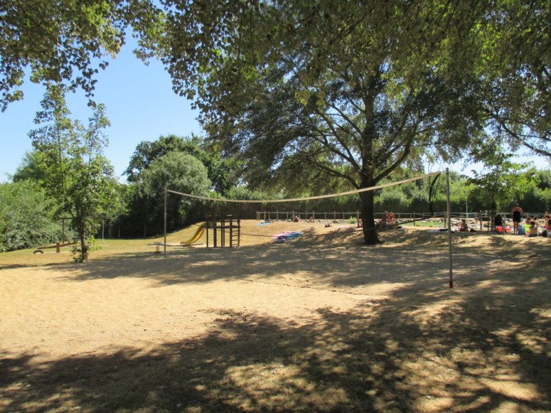 Le Terrain de Beach Volley de l'Aire Naturelle de Boisdon à Saint-Paul-du-Bois - © Ségolène Dewynter Cholet Tourisme Pique-Nique Baignade Jeux Plan d'eau Saint-Paul-du-Bois