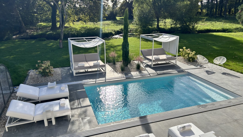 Le Château du Beugnon à la Fosse-de-Tigné - © ROUAULT-BERNIER Chambres d'Hôtes Château Parc Domaine Luxe Piscine Jacuzzi