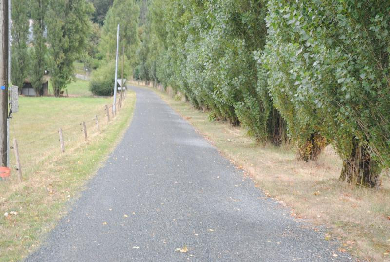 Chemin derrière l'espace convivial - Le Puy Saint Bonnet - © Barnard Gaboriau Chemin derrière l'espace convivial - Le Puy Saint Bonnet