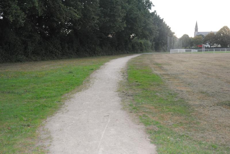 Chemin du stade derrrière le lotissement - Le Puy Saint Bonnet - © Bernard Gaboriau Chemin du stade derrrière le lotissement - Le Puy Saint Bonnet
