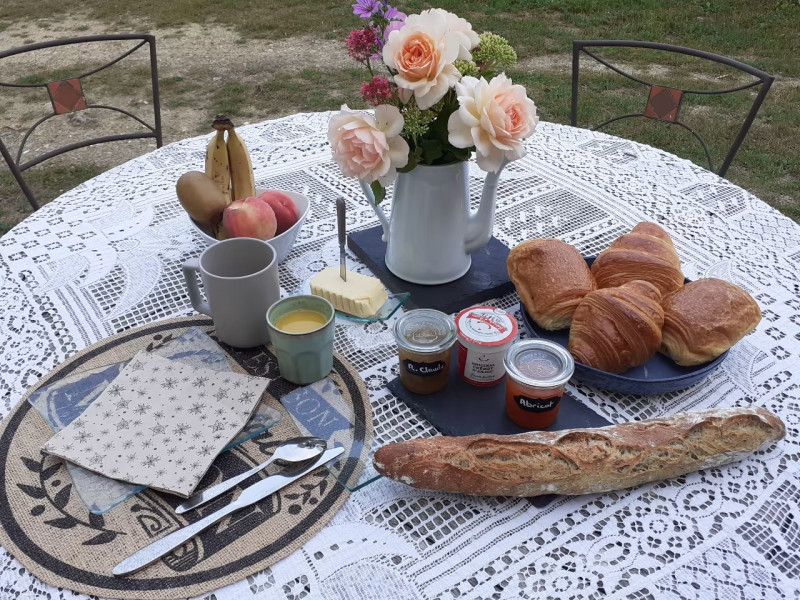 Chambre La Day Connection à Cernusson - © GRENET Chambre Charme Rénovation Calme Campagne Environnement Cernusson