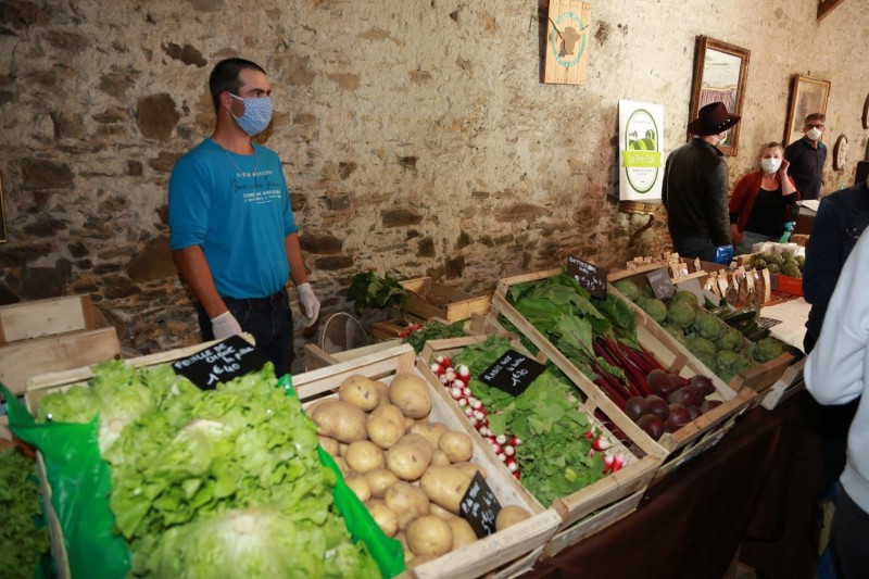 Marché Paysan de Vihiers - © Marché Paysan Vihiers Marché Paysan Produits Locaux Bio Environnement Fromage Pain Viande Légumes Plants Vihiers