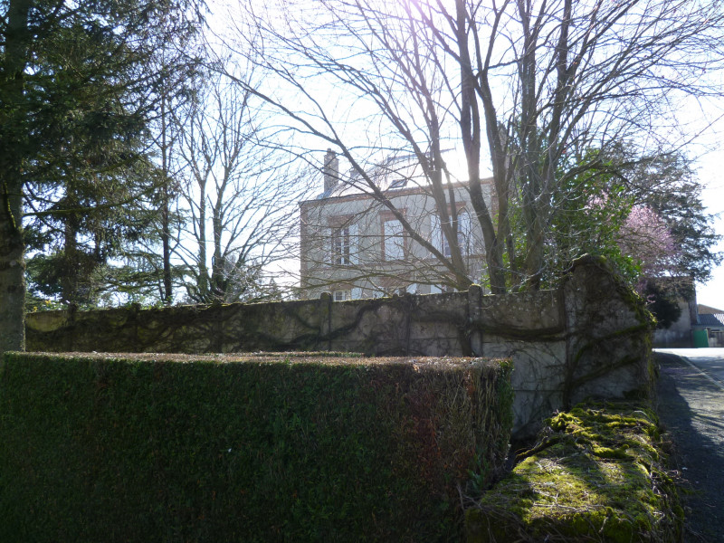 Promenons-nous à Saint-Léger-Sous-Cholet : ancien presbytère, vue depuis la rue - © Sandrine Berquet Promenons-nous à Saint-Léger-Sous-Cholet : ancien presbytère, vue depuis la rue