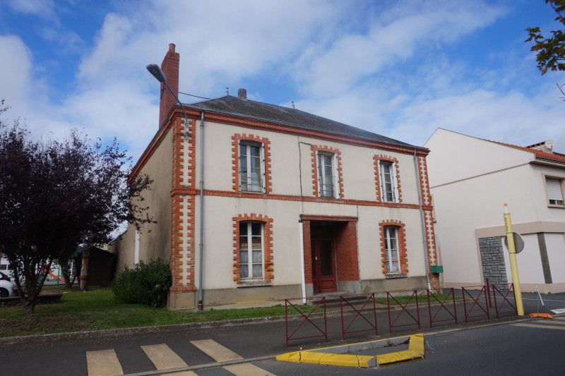 Promenons-nous à Saint-Léger-Sous-Cholet : l'ancienne mairie - © Sandrine Berquet Promenons-nous à Saint-Léger-Sous-Cholet : l'ancienne mairie