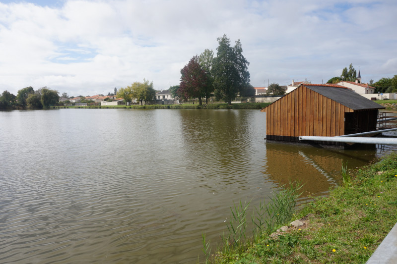 Promenons-nous à Saint-Léger-Sous-Cholet : l'étang avec son bateau lavoir - © Sandrine Berquet Promenons-nous à Saint-Léger-Sous-Cholet : l'étang avec son bateau lavoir