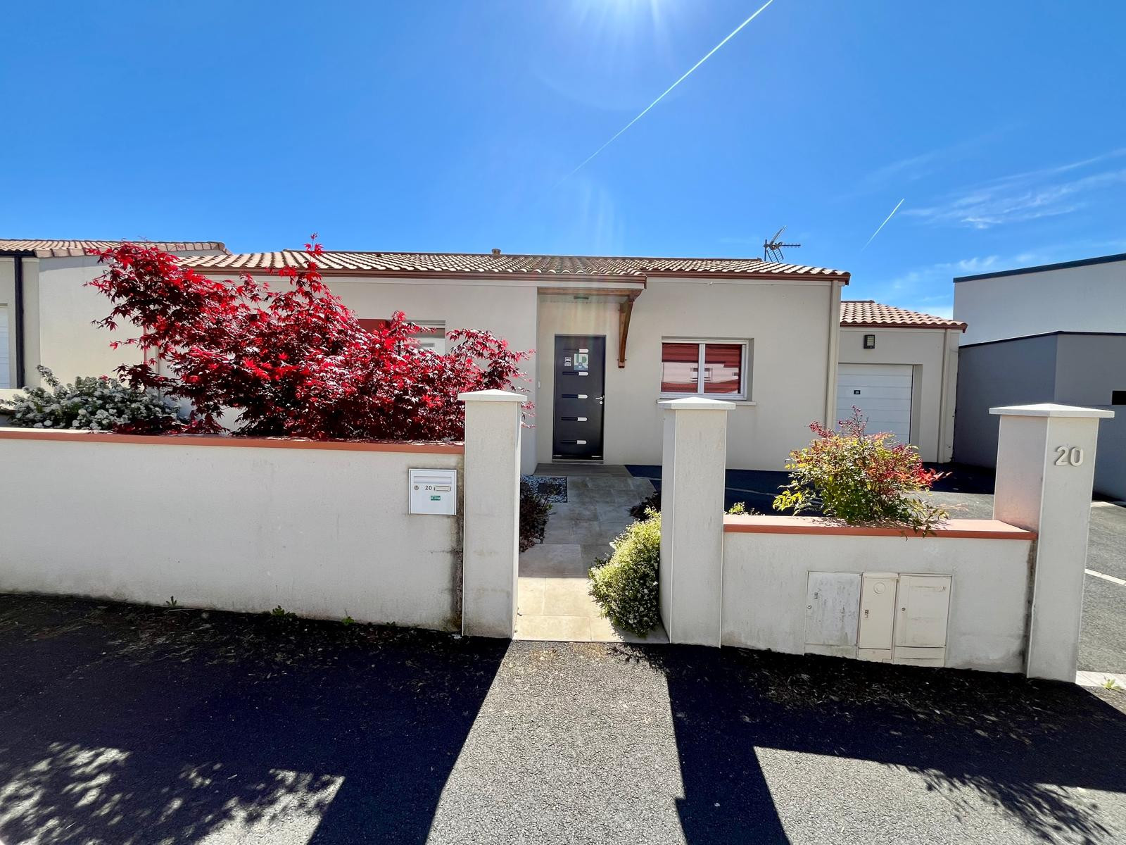 ext-rieur-cot-rue-printemps-gite-lr49-653880