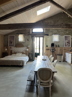 les-gites-de-letang-des-noues-cholet-49-une jolie pièce de vie