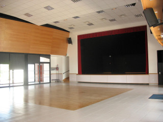 Salle scène - © mairie des Cerqueux  salle du cormier les cerqueux