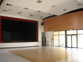Salle scène - © mairie des Cerqueux  salle du cormier les cerqueux