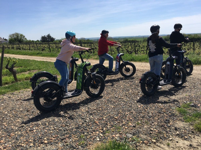 Balade à trottinnette électrique au Domaine de la Montcellière à Trémont - © Domaine de la Montcellière - Famille GUENEAU Domaine Viticole Vin Vigne Dégustation Produits locaux Balade Visite Trottinettes