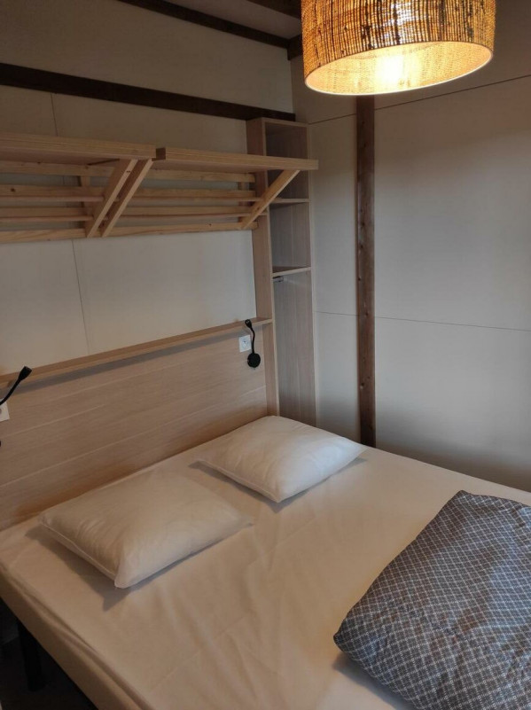 Chalet 5 personnes Les Logis de l'Oumois - © BEAUDOIN Chalet Nature Bois Ecolodge Camping