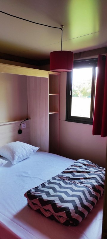 Chalet 7 personnes Les Logis de l'Oumois - © BEAUDOIN Chalet Insolite Bois Nature Ecolodge Camping Chambre