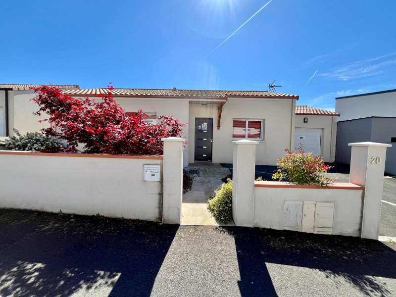 ext-rieur-cot-rue-printemps-gite-lr49-653880